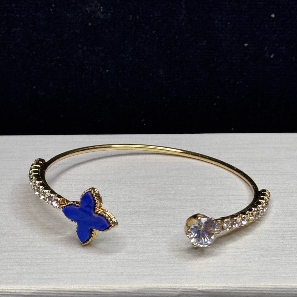 NWOT Gold Tone Sparkling Blue Clover Open Cuff Bracelet